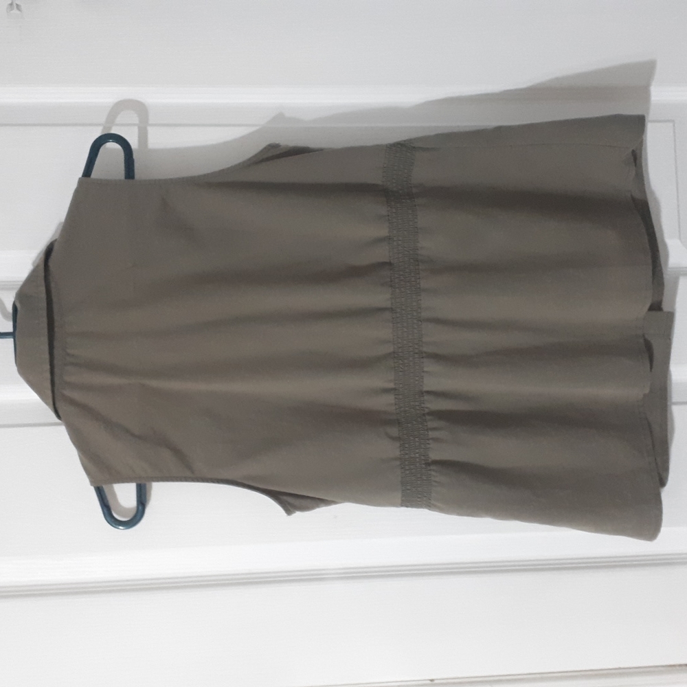 Gently worn sleeveless button down - Picture 5 of 5